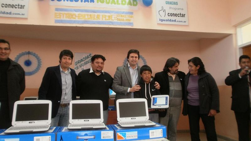 Jóvenes de Hualfín y Belén recibieron netbooks