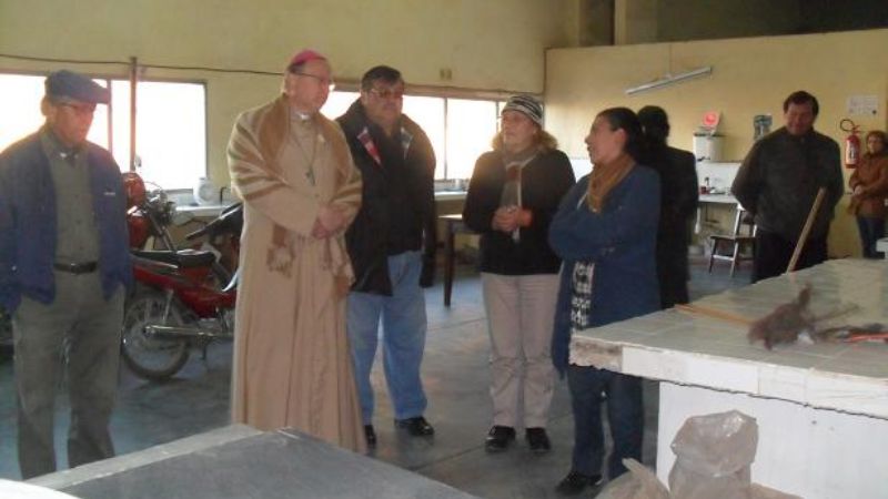 El Obispo con trabajadores viales, la Brigada de Explosivos y vecinos de Parque Norte