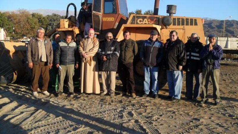 El Obispo con trabajadores viales, la Brigada de Explosivos y vecinos de Parque Norte