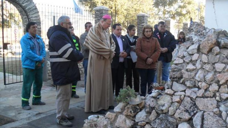 El Obispo con trabajadores viales, la Brigada de Explosivos y vecinos de Parque Norte