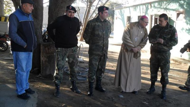 El Obispo con trabajadores viales, la Brigada de Explosivos y vecinos de Parque Norte