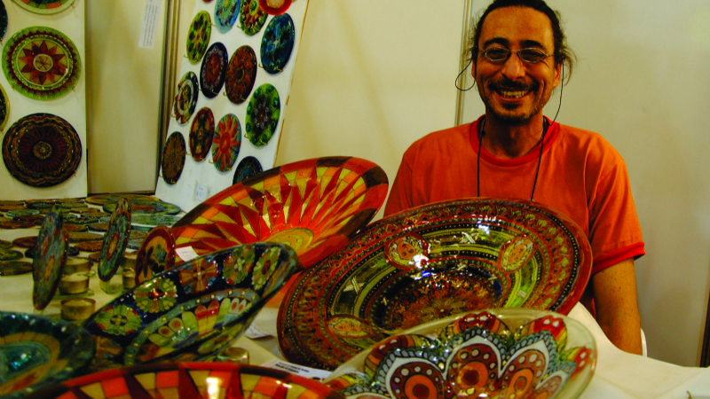 El vidrio multicolor, presente en el Poncho