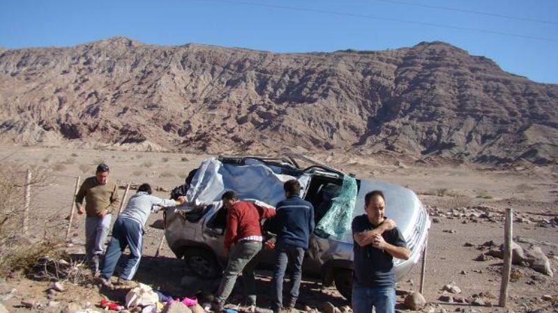 Espectacular vuelco entre Fiambalá y Tinogasta