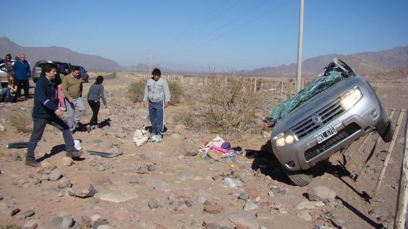 Catamarqueños volcaron en ruta riojana