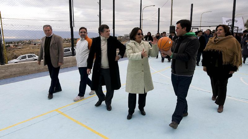 Inauguran nueva canchita barrial