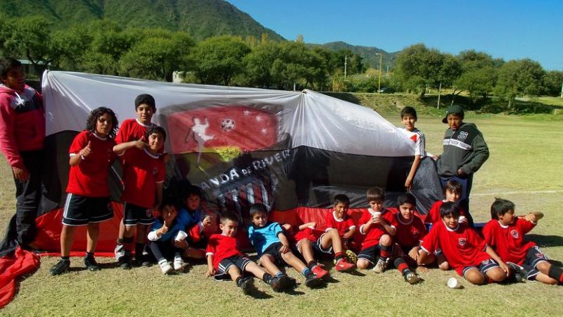 La Banda de River y Defensores de Esquiu, fútbol y chocolateada