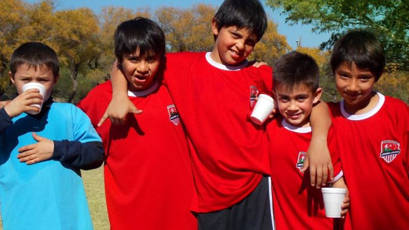 La Banda de River y Defensores de Esquiu, fútbol y chocolateada