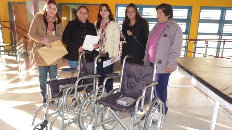 Discapacidad entregó sillas de rueda a Belén