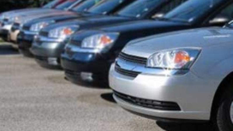 Autos: dan marcha atrás con aumentos de hasta 15%