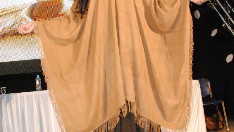 El mejor Poncho 2013 fue de fibra de vicuña de Laguna Blanca