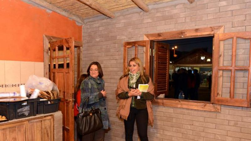 La Gobernadora recorrió el Poncho y visitó la Vivienda Rural