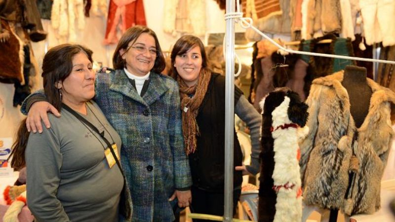 La Gobernadora recorrió el Poncho y visitó la Vivienda Rural