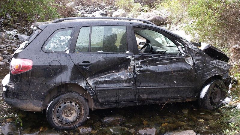 Cayó un auto a un barranco camino a El Rodeo
