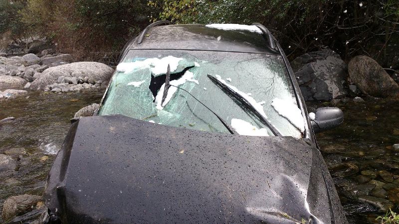 Cayó un auto a un barranco camino a El Rodeo