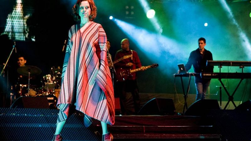 Desfile de diseños catamarqueños en el escenario del Poncho