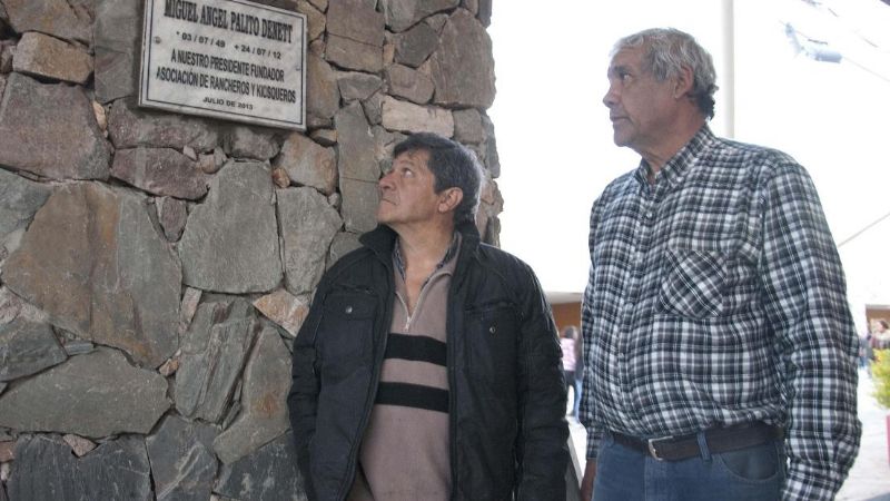 Los rancheros descubrieron una placa en memoria de “Palito” Denett