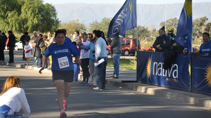 La Nativa Tour 5km llenó de azul el Parque y el Predio