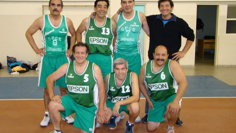 Juega el maxibásquetbol