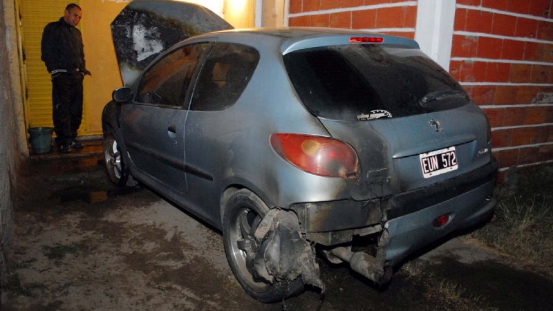 Incendiaron un auto en las Mil Viviendas