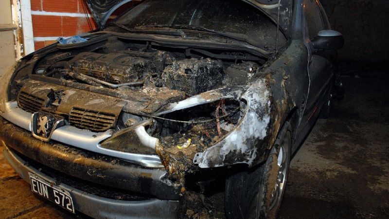 Incendiaron un auto en las Mil Viviendas