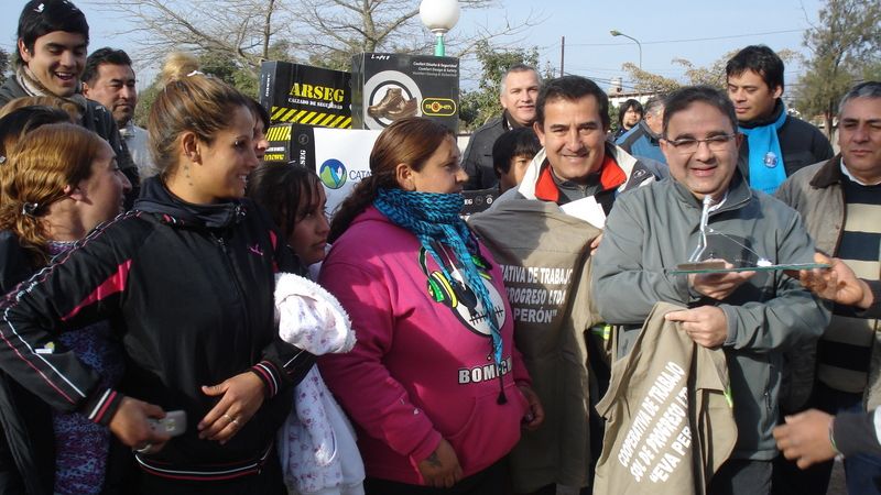 Jalil entregó indumentaria a una cooperativa