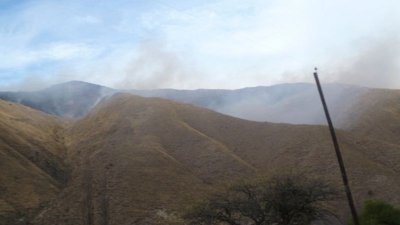 Voraz incendio en la cumbre del cerro Ambato