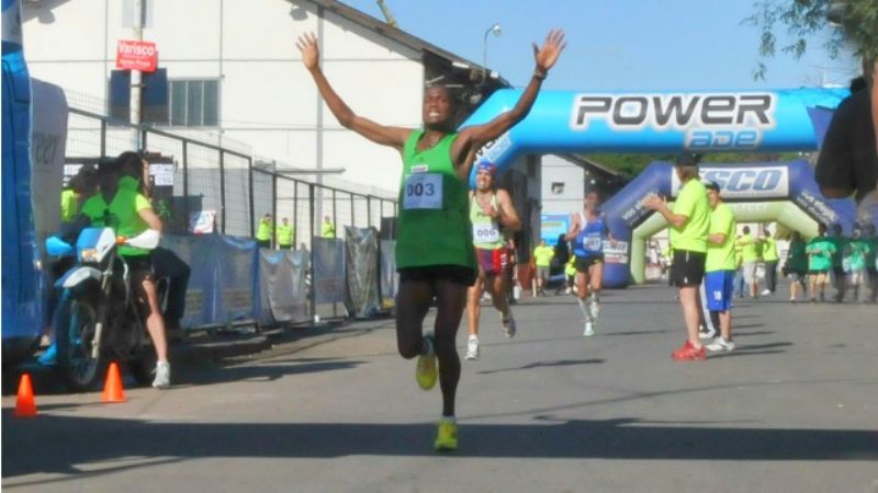 Destacados atletas corren hoy el “Maratón del Poncho”