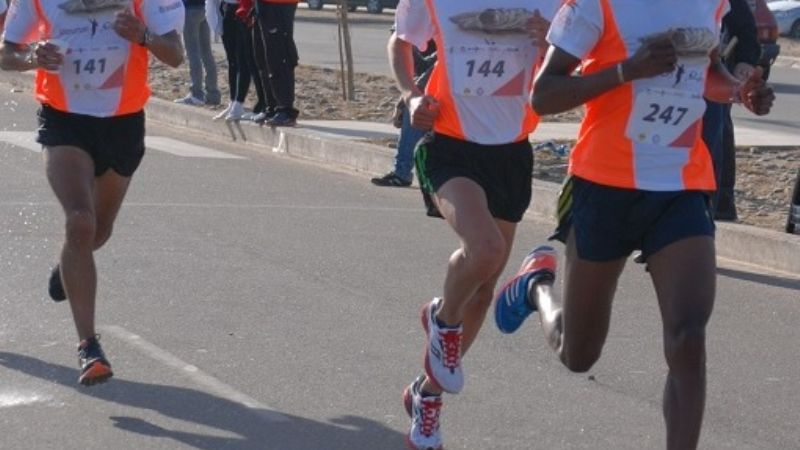 El keniata Ismael Langat se puso el poncho