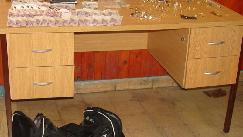 Detenidos con joyas y dinero en efectivo