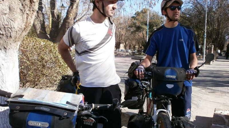 Dos jóvenes checos recorren desde Ushuaia a Canadá en bicicleta