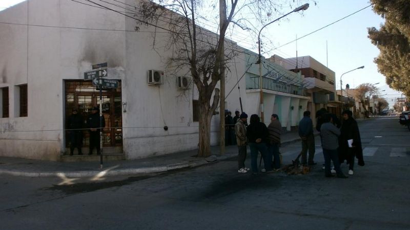 Llegó González custodiado y provocó furia 