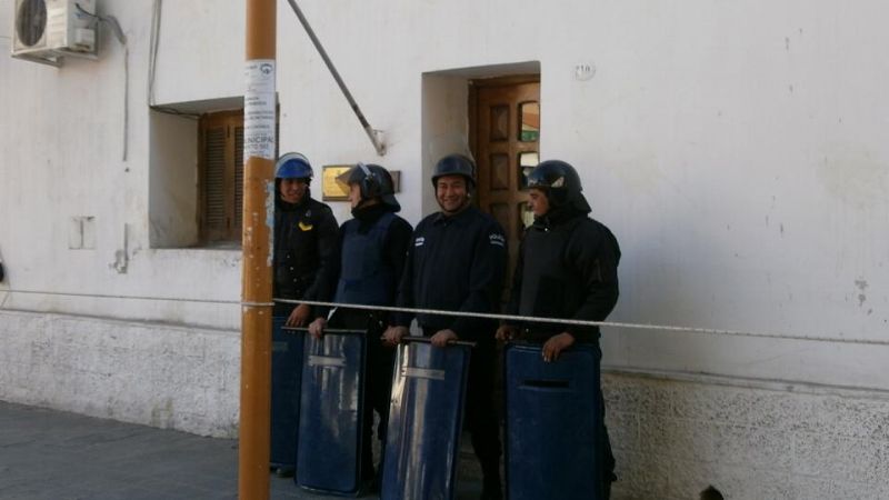 Llegó González custodiado y provocó furia 