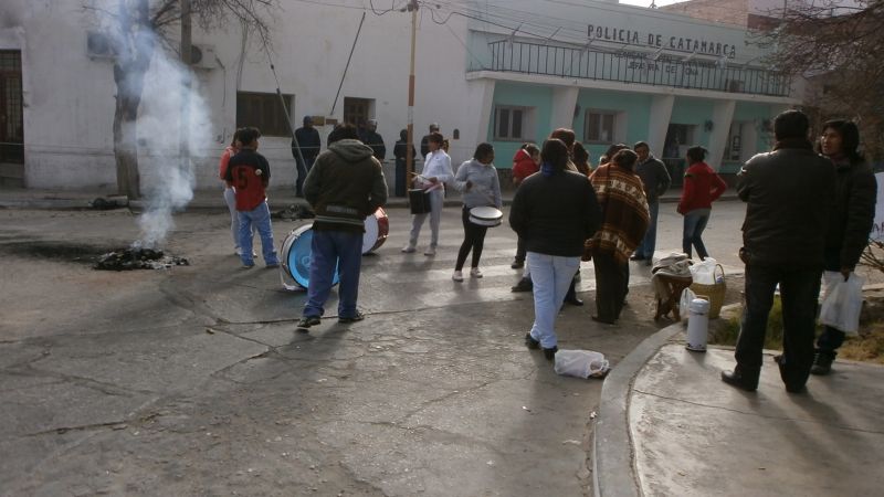 González recibió huevazos al salír de Fiscalía