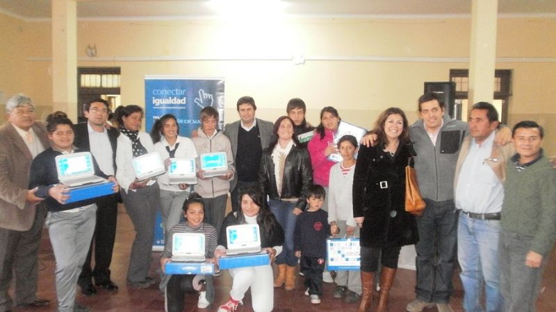 Se entregaron netbooks en Paclín y FME