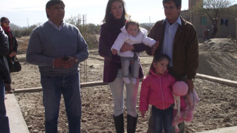 La familia Lagoria recibió las llaves de la vivienda ganada en el Yokavil