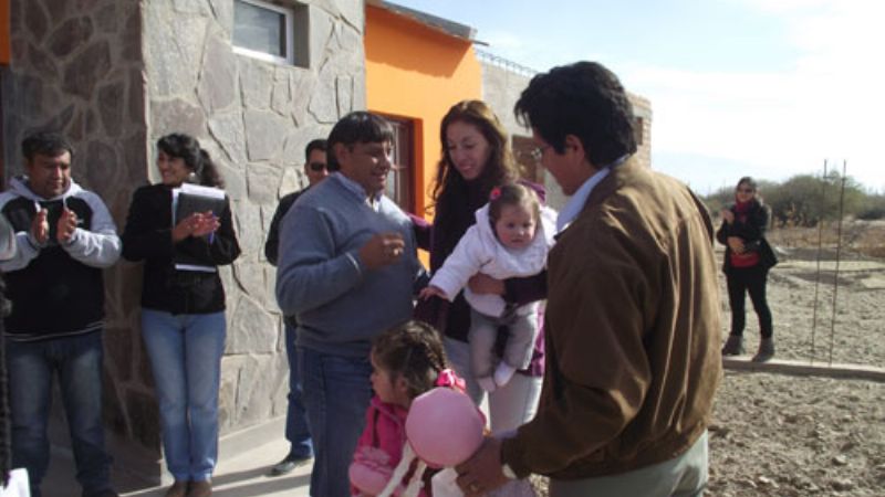La familia Lagoria recibió las llaves de la vivienda ganada en el Yokavil