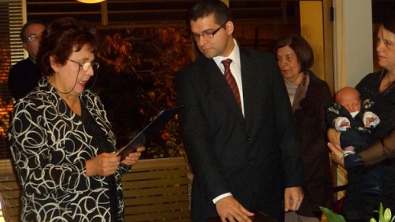 Nuevo escribano prestó juramento de ley 