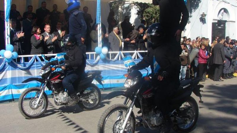 Dependencias policiales participaron del desfile por el 9 de Julio