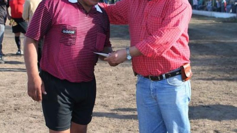 Olveira entregó subsidios a clubes 