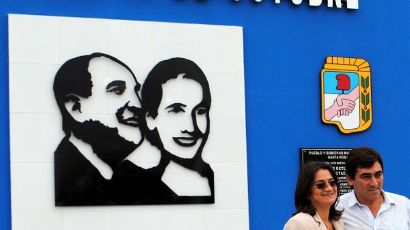 “Lucía conduce, Elpidio apoya…”