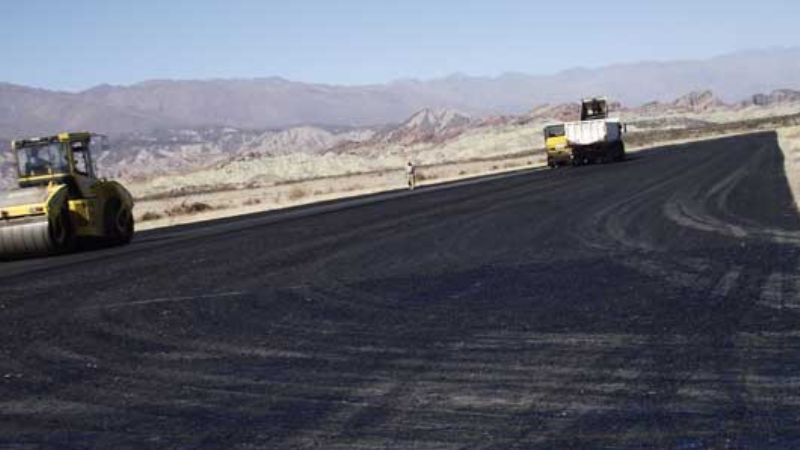Realizan trabajos en la pista de aterrizaje