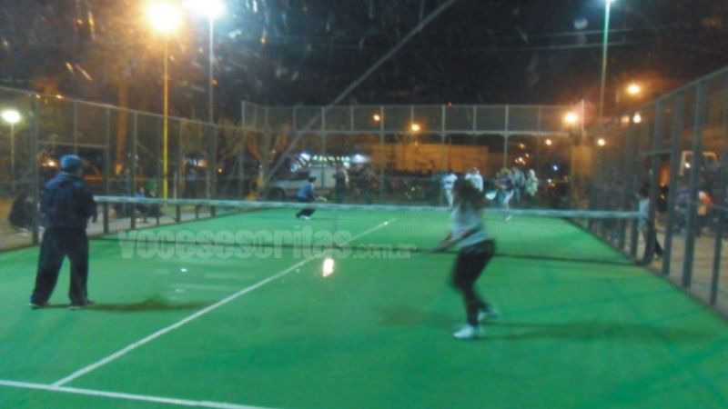 En Tinogasta montaron una cancha de padle en plena calle