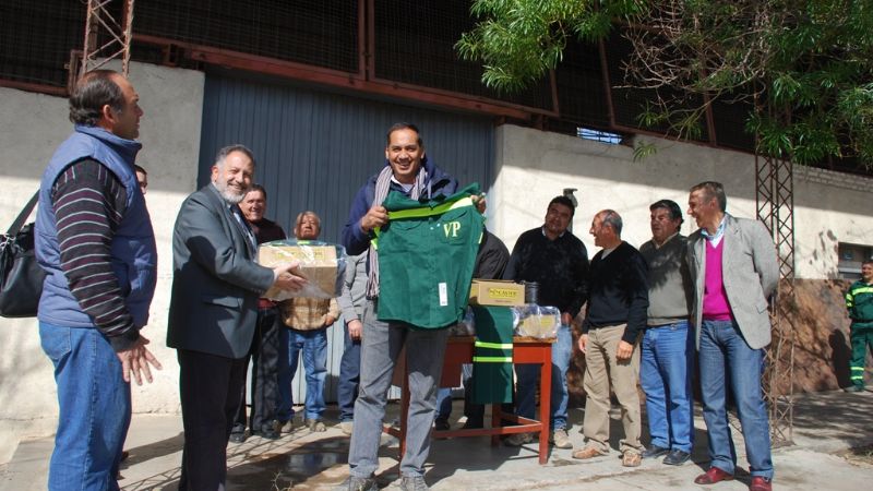 Entrega de indumentaria en Vialidad Provincial 