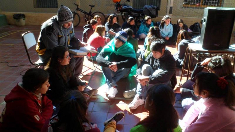 Jóvenes se preparan para servir a los misioneros 