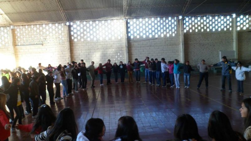 Jóvenes se preparan para servir a los misioneros 