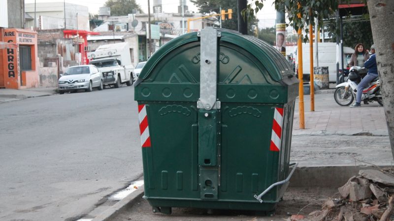 Continúa la colocación de contenedores