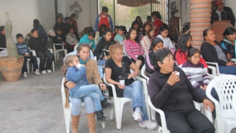 Entrega de tarjetas Pro-familia en Santa María