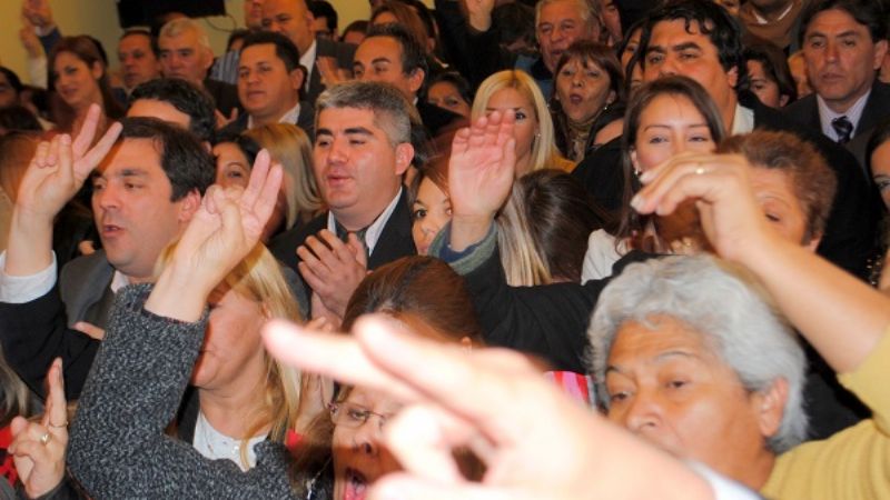 Color y calor peronista en la asunción de Gustavo Saadi