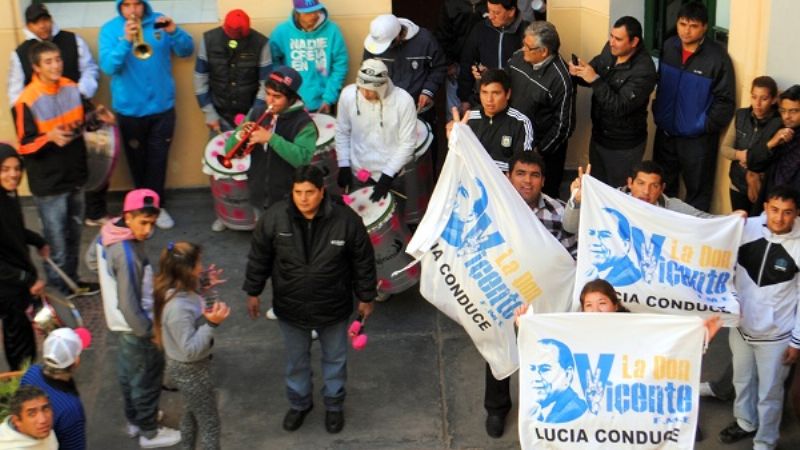 Color y calor peronista en la asunción de Gustavo Saadi