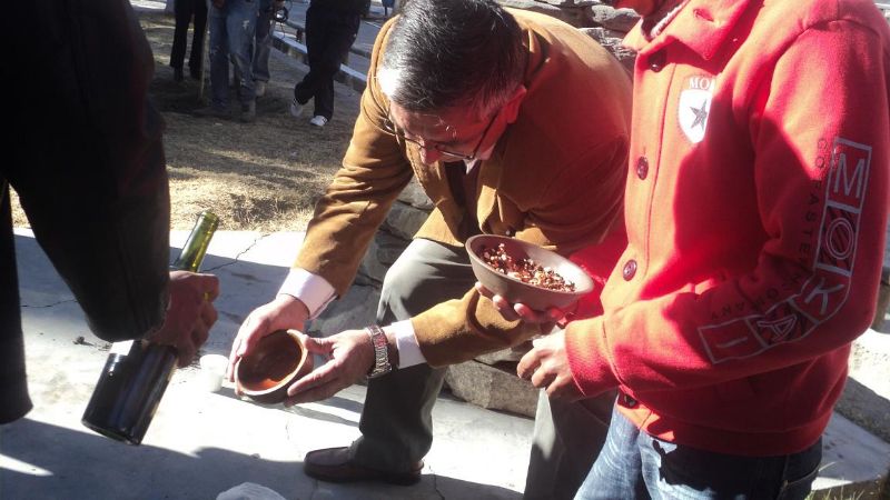 León Mendoza realizó la ceremonia a la Madre Tierra en San José